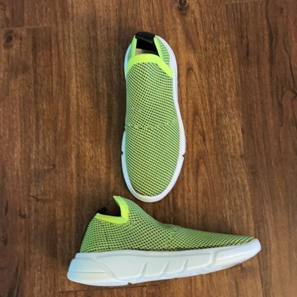 Kendall + Kylie Sneakers Caleb Size 7.5 New in Box - Picture 1 of 5